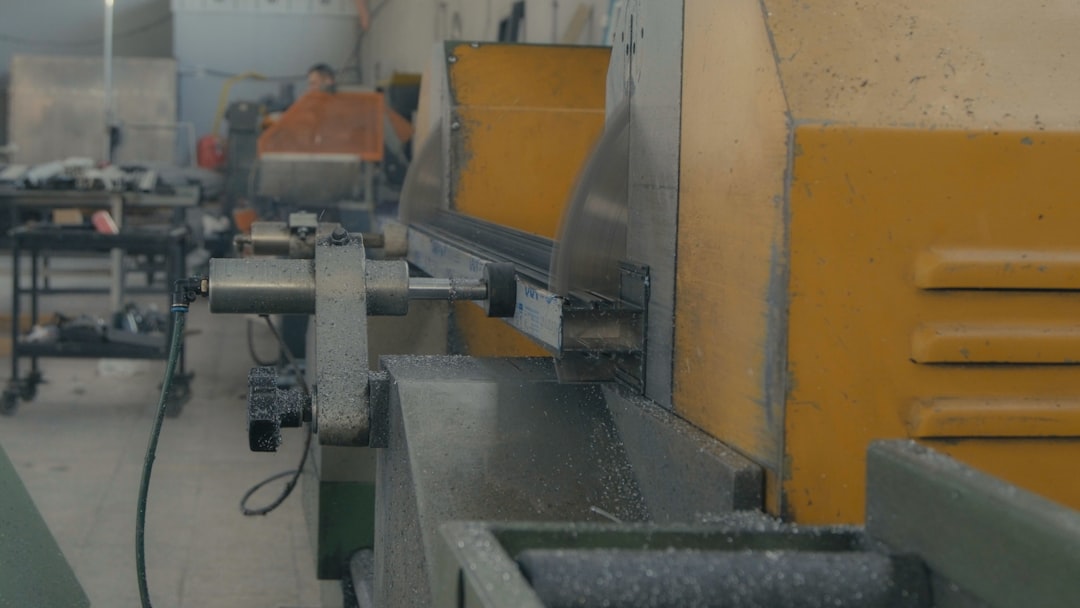 Pemesinan Stainless Steel - A factory with a lot of machines and machinery