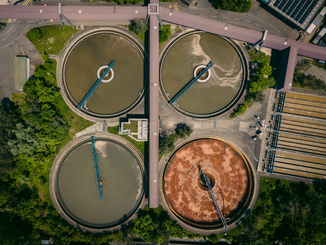 Rewinding Pompa Submersible - aerial view of green and brown basketball court