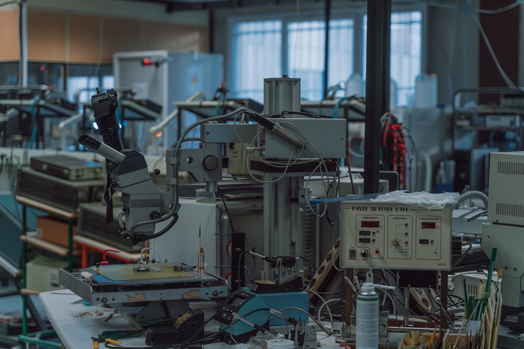 Drilling Boring Presisi - gray and black industrial machine