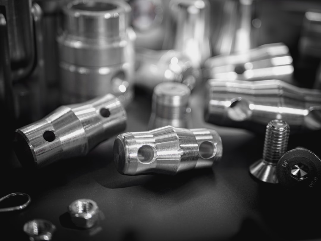 Pemesinan Multi-Proses CNC - silver tube pipe in grayscale photography
