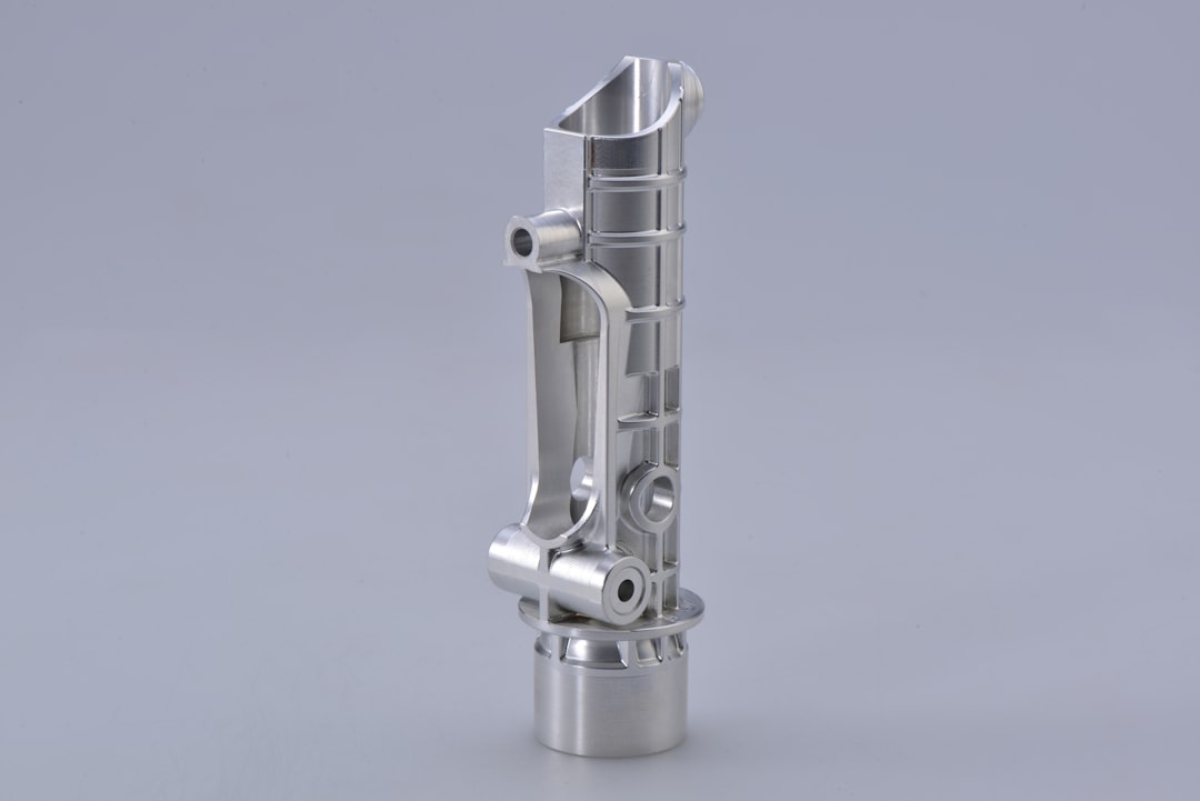 Quality Control Pemesinan - Komponen presisi hasil pemesinan CNC siap untuk inspeksi dimensi