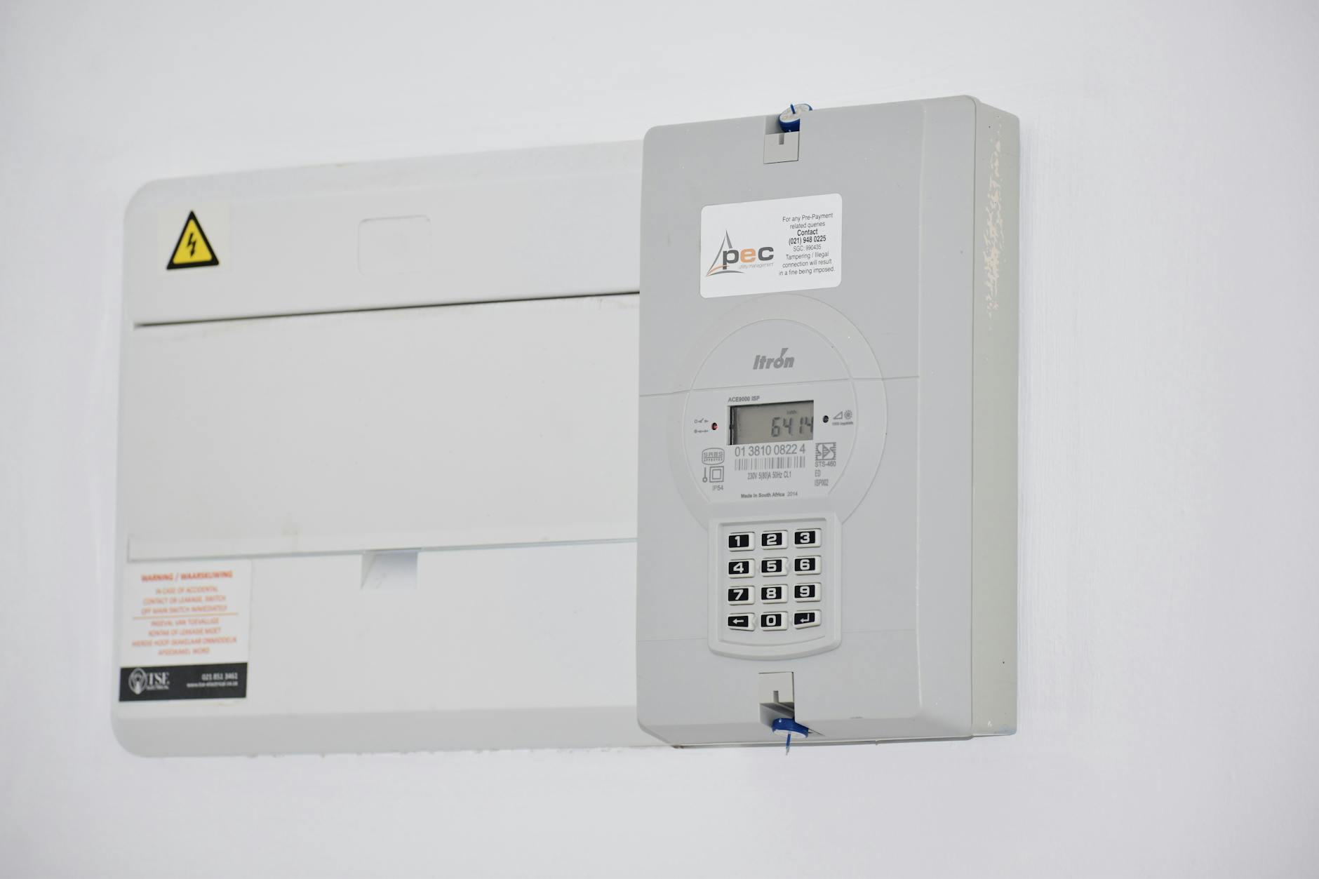Instalasi smart meter pada panel distribusi HVAC